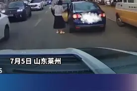 女子下车买东西 竟把车停在路中央直接走人图片