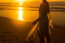 老婆闺蜜来我家借宿，老婆说她俩要打牌让我睡客厅图片