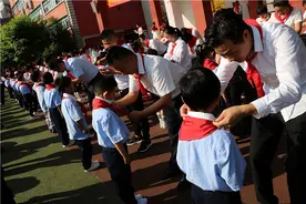 六一儿童节“入队”引热议，第一批入队的都是家委会的孩子吗？图片