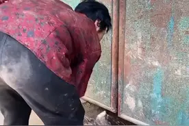 68岁奶奶忘带钥匙现场挖洞回家，孙女：她是聋哑人记性不好，回家时刚好碰到她在挖洞图片