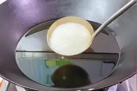 把白糖倒入油锅里，秒变成焦糖花生米，做法简单，合适下酒图片
