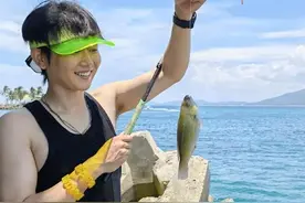 德云社孟鹤堂发文，穿背心在海边钓鱼，粉丝：孟哥保养得真好图片