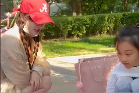 李小璐带女儿摆地摊卖货，高级文具摆满一地，边卖边送生意火爆图片