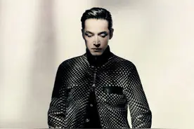 胡歌最新秋冬大片戴眼镜斯文儒雅 光影中演绎风度熟男图片