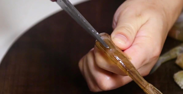 蒜蓉大虾的正确做法，蒜香浓郁入味，吃着真解馋，就是有点费米饭