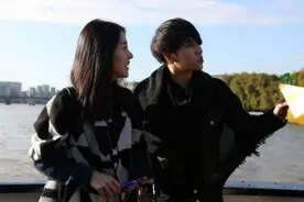 华晨宇与女孩约会再次被拍，女方面容清秀灵气，疑为演员王悦伊图片