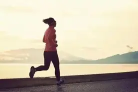 早上跑步和晚上跑步哪个好？图片