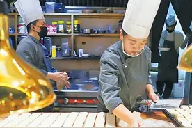 乌鲁木齐热门餐厅响起熟悉的叫号声图片