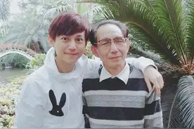 何炅父亲被曝去世，主持跨年晚会泪洒舞台，谢娜隔空拥抱以示安慰图片