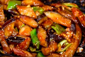 这样做烧茄子，不用油炸，茄子香糯入味，做法简单太下饭啦！图片