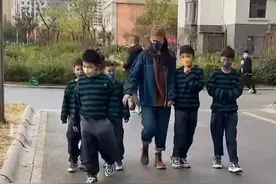 妈妈领5个儿子出街超拉风，网友评论，行走的500万图片