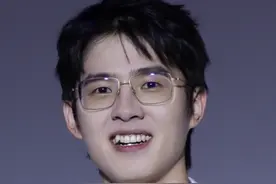 刘昊然文代会照片刷屏，粉丝调侃：在编相亲对象的天花板图片