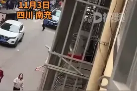 2岁男童从窗户爬出坠楼，数十人用棉被将其接住，附近商户：孩子受到了惊吓，没有受伤图片