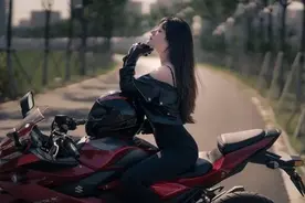 女生在坐摩托车时为什么都喜欢侧着身子坐？下面为各位解答图片