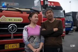 卡车夫妻的真实生活：半夜要防偷油贼，一天24小时吃住都在车上图片