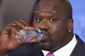 NBA 奥尼尔搞笑动图GIF，矿泉水当口服液！灵活的“胖子”图片