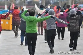 老人“钻裤裆舞”被骂，是欺负弱势群体？不文明行为就该被清理图片