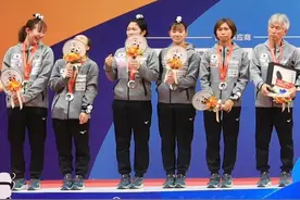 刘诗雯透露打伊藤美诚秘诀，输球后伊藤不再哭，领奖台上仰天笑图片