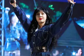 泫雅最新校庆舞台照，千元黑丝袜赤脚跳热舞，领口大开露白皙皮肤图片