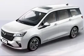 比宝骏730高级多了，五菱佳辰隔音棉包满全车，音响都配9个喇叭图片