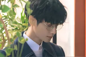 单看脸惊艳帅气，一看全身就秒垮掉，这些男星被身高害惨了图片