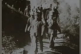 47年毛主席深陷生死绝境，许光达昼夜奔袭，血战一天挽救中央机关图片