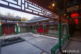 民间故事：贫穷老太太十年不让洗枕头，枕头里面竟然有稀世之宝图片