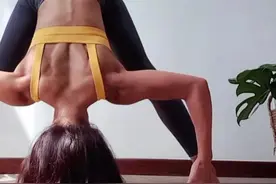 9个超适合办公一族的瑜伽拉筋动作，教你全方位放松“上背部”图片