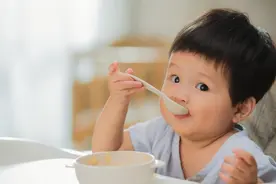 孩子起床后，第1餐是喝奶还是吃辅食？妈妈分不清会伤娃肠胃图片