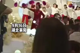 为给儿子的婚礼热场助兴，婆婆带姐妹跳广场舞，网友：没点才艺不敢娶媳妇了图片