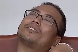 拆迁喜提8000万！38岁巨婴在家啃老，嚣张直言：现在就是吃喝等死图片