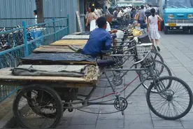 24年前弃养的女儿考上留洋博士，亲生父母登门认亲，结局让人泪目图片