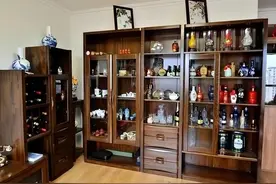 外甥拜访富豪舅舅，参观家里酒柜，竟无一瓶高价酒，行家：真识货图片