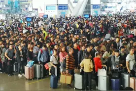 中国春运到底有多震撼？能够让老外交通瘫痪，坦言只有中国能做到图片