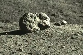 玉兔二号发现月球背后有只陨石“兔”图片