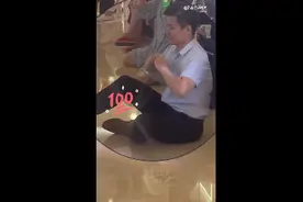 爸爸台下指导女儿表演感情超投入图片