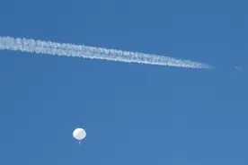 美国炫耀五代机实战，F22升空打气球，歼10笑而不语图片