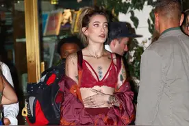 迈克尔·杰克逊24岁女儿胸衣外穿，皮肤白皙很放飞，久违同框姑姑图片