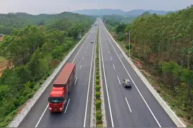 云南广西前往广东的一条交通大动脉，车多路不好走，被很多人吐槽图片