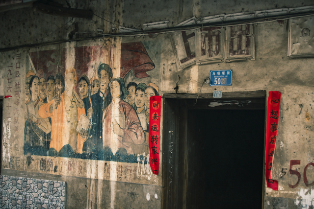 重庆长江边上的一条古朴老街，曾经名流如云，如今已被世人遗忘