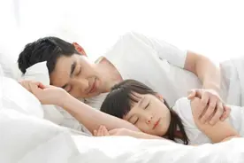 继父搂8岁继女睡觉，亲妈大发雷霆，没一会儿跟老公道歉和道谢图片