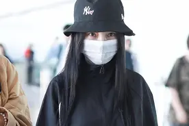 李小璐穿健美裤现身机场，除了腿粗还有点短图片