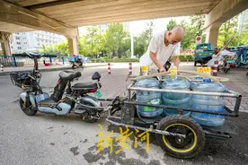 济南一七旬老人自制打水神器 骑电动牵引车用电机接泉水图片