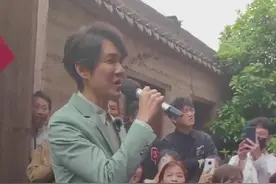 48岁钟汉良参加畲族婚礼，演唱经典歌曲《宠爱》，近照撞脸陈楚生图片