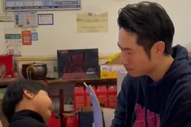 磕到了！福建5岁女孩外出吃饭“看上”帅叔叔，一波操作亲妈乐了图片