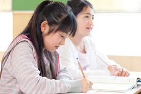 中小学生上课时间重新调整，学生幸福感直线提升，家长却忧心忡忡图片