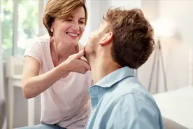 55岁大妈再婚35岁小伙，大妈：他图我的钱也正常，反正我又不缺钱图片