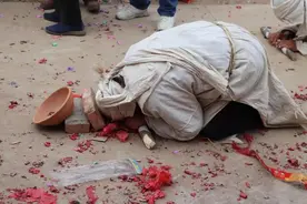 传统葬礼上，起棺前为什么要进行“摔盆”？后辈需要知道背后深意图片