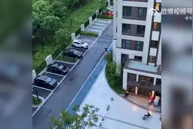 爸爸拿喇叭赶3胞胎回家吃饭图片