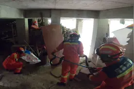 5米？贵州一农家闯进5米剧毒眼镜王蛇！咬一口最快半小时身亡！图片